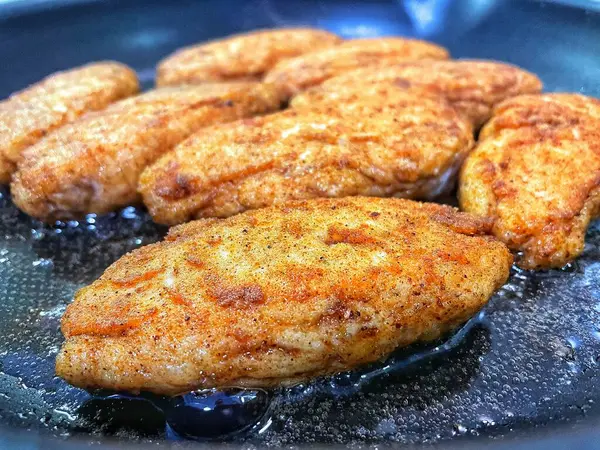 Tavada kızartılmış et, et tabakları, köfteler.