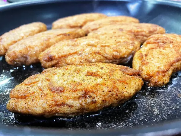 Tavada kızartılmış et, et tabağı, köfte, yağ...