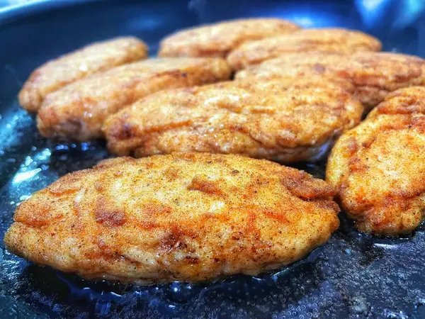 Tavada kızartılmış et, et tabağı, köfte, yağ...