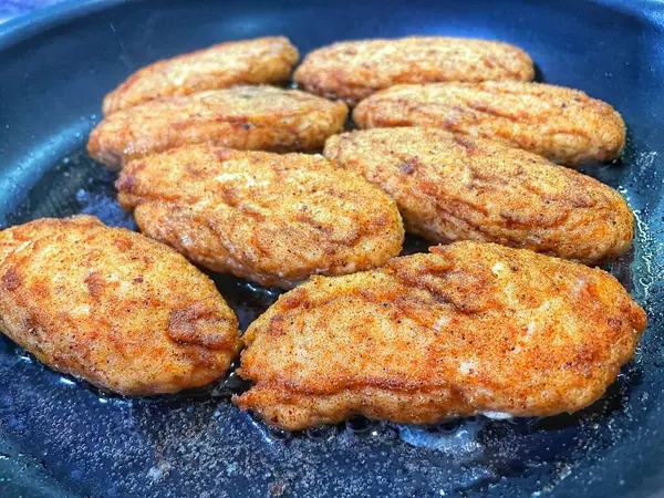 Tavada kızartılmış et, et tabağı, köfte, yağ...