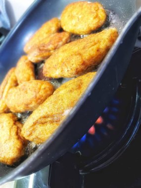 Tavada kızartılmış et, et tabakları, köfteler.