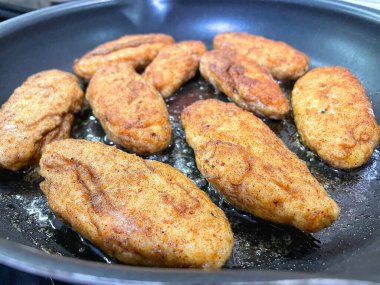 Tavada kızartılmış et, et tabakları, köfteler.