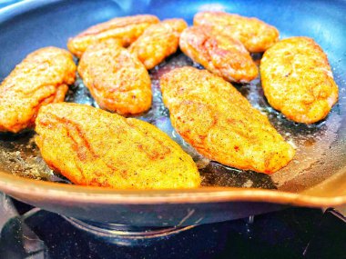 Tavada kızartılmış et, et tabakları, köfteler.