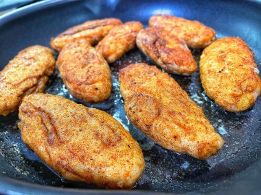 Tavada kızartılmış et, et tabakları, köfteler.