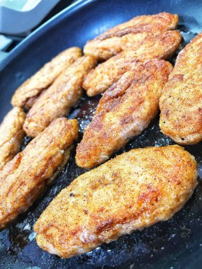 Tavada kızartılmış et, et tabakları, köfteler.