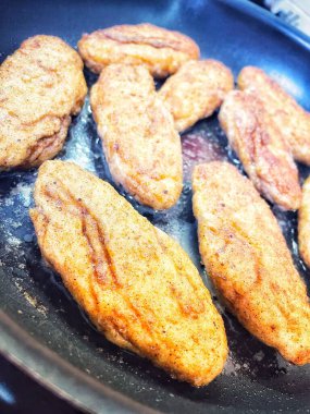 Tavada kızartılmış et, et tabakları, köfteler.