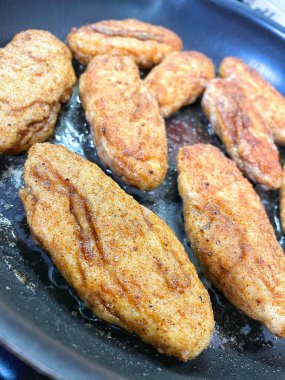 Tavada kızartılmış et, et tabakları, köfteler.