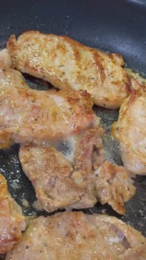 Et, tavada kızarmış domuz eti.