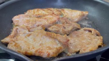 Et, tavada kızarmış domuz eti.