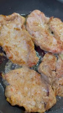 Et, tavada kızarmış domuz eti.