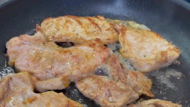 Et, tavada kızarmış domuz eti.