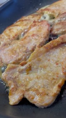 Et, tavada kızarmış domuz eti.