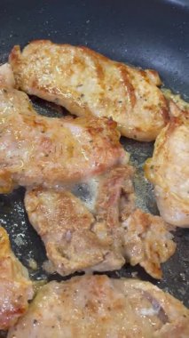 Et, tavada kızarmış domuz eti.