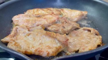 Et, tavada kızarmış domuz eti.