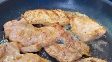 Et, tavada kızarmış domuz eti.