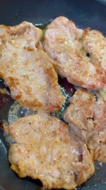 Et, tavada kızarmış domuz eti.