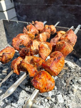 Tavuk ve kebap ızgarada, yakın.