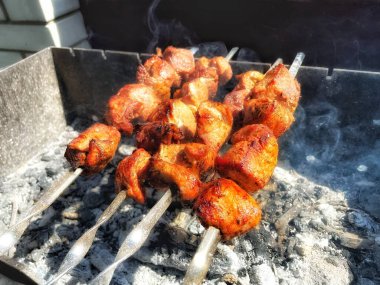 Mangallı tavuk budu, barbekü ve barbekü.