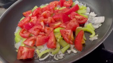 Mutfaktaki ocakta sebze pişiriyorum.