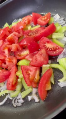 Tavada biberli dilimlenmiş kırmızı soğan.