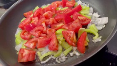 Mutfakta salata pişiriyorum.