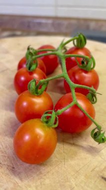 Ahşap arka planda domates ve fesleğen