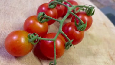 Bir demet kırmızı ve sarı domates