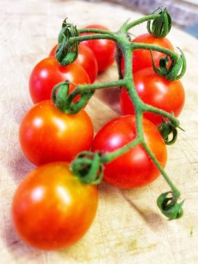 Ahşap masa üzerinde kırmızı kiraz domates