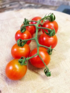 Ahşap zemin üzerinde taze domatesler