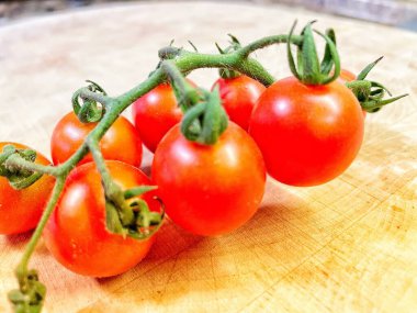 ahşap arka plan üzerinde kırmızı kiraz domates