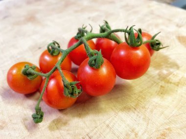 Ahşap arka planda taze domatesler