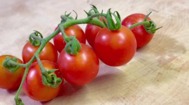 Domatesler masada.