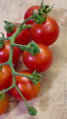 Tahta masadaki taze domatesler