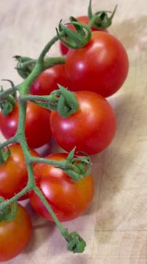 ahşap zemin üzerinde taze domates