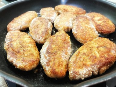 Tavada kızartılmış et, et tabakları, köfteler.