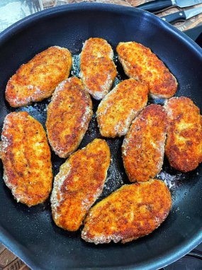 Tavada kızartılmış et, et tabakları, köfteler.