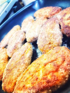 Tavada kızartılmış et, et tabakları, köfteler.