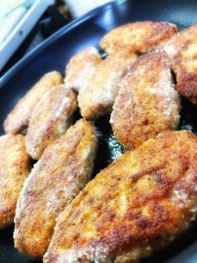 Tavada kızartılmış et, et tabakları, köfteler.