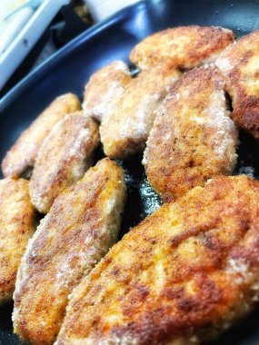 Tavada kızartılmış et, et tabakları, köfteler.