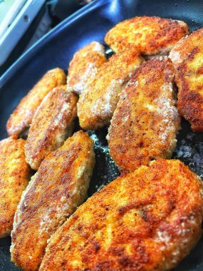 Tavada kızartılmış et, et tabakları, köfteler.