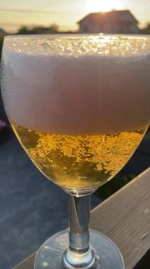 Arka planda güzel bir manzarası olan bir bardak bira. içki ve bira konsepti, yaz zamanı. 