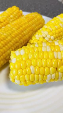 Tabaklı mısır koçanı.