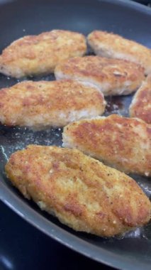 Pirzola, köfteler tavada kızartılır.