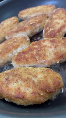 Pirzola, köfteler tavada kızartılır.