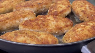 Pirzola, köfteler tavada kızartılır.