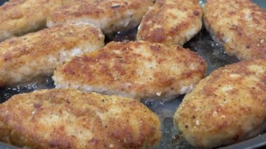 Pirzola, köfteler tavada kızartılır.