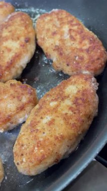 Pirzola, köfteler tavada kızartılır.