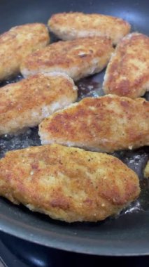 Pirzola, köfteler tavada kızartılır.