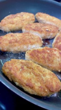 Pirzola, köfteler tavada kızartılır.