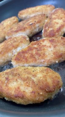 Pirzola, köfteler tavada kızartılır.